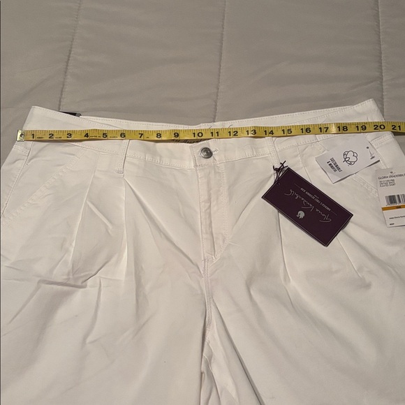 Gloria Vanderbilt High Waist White Shorts - Picture 6 of 7